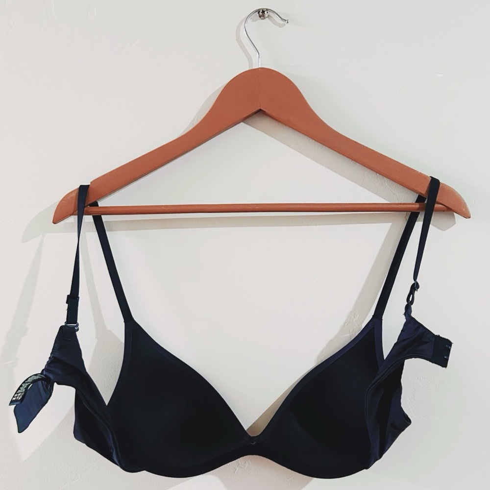 skims | wireless form push-up plunge bra in onyx ↷ - Picture 4 of 16